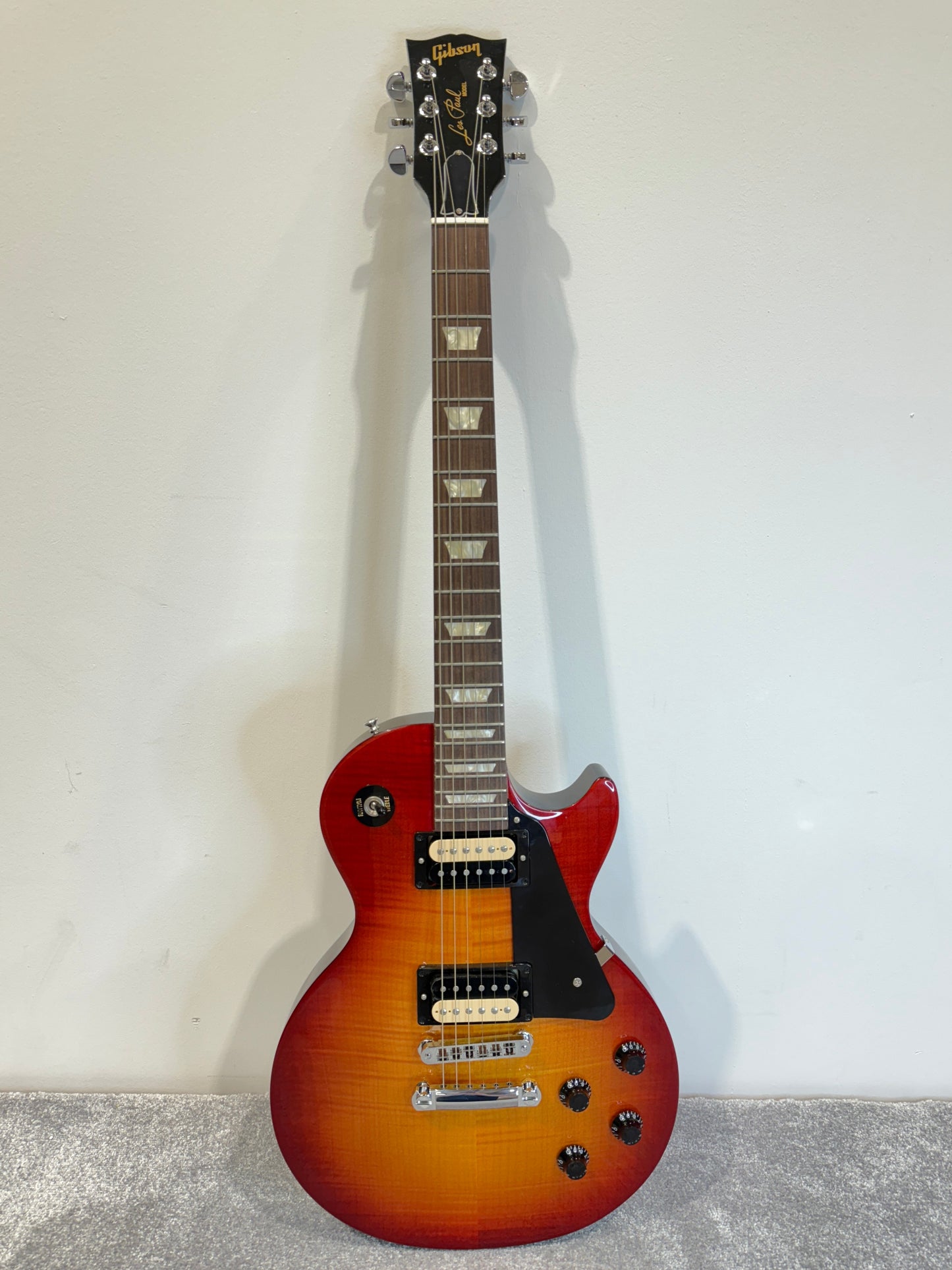 Gibson Les Paul Studio Deluxe II '60s Flame Top Electric Guitar Heritage Cherry - Gibson Hard Case