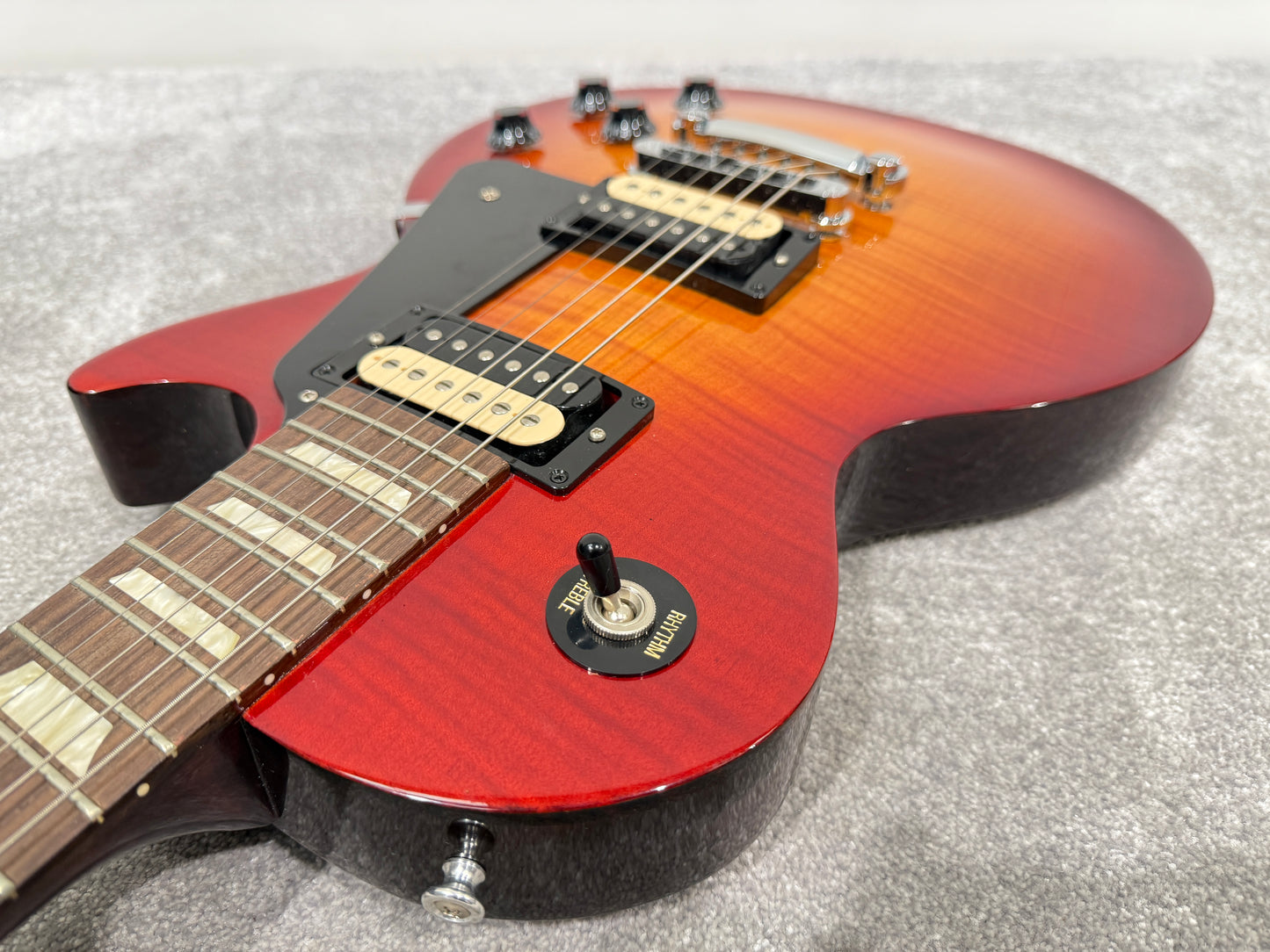 Gibson Les Paul Studio Deluxe II '60s Flame Top Electric Guitar Heritage Cherry - Gibson Hard Case
