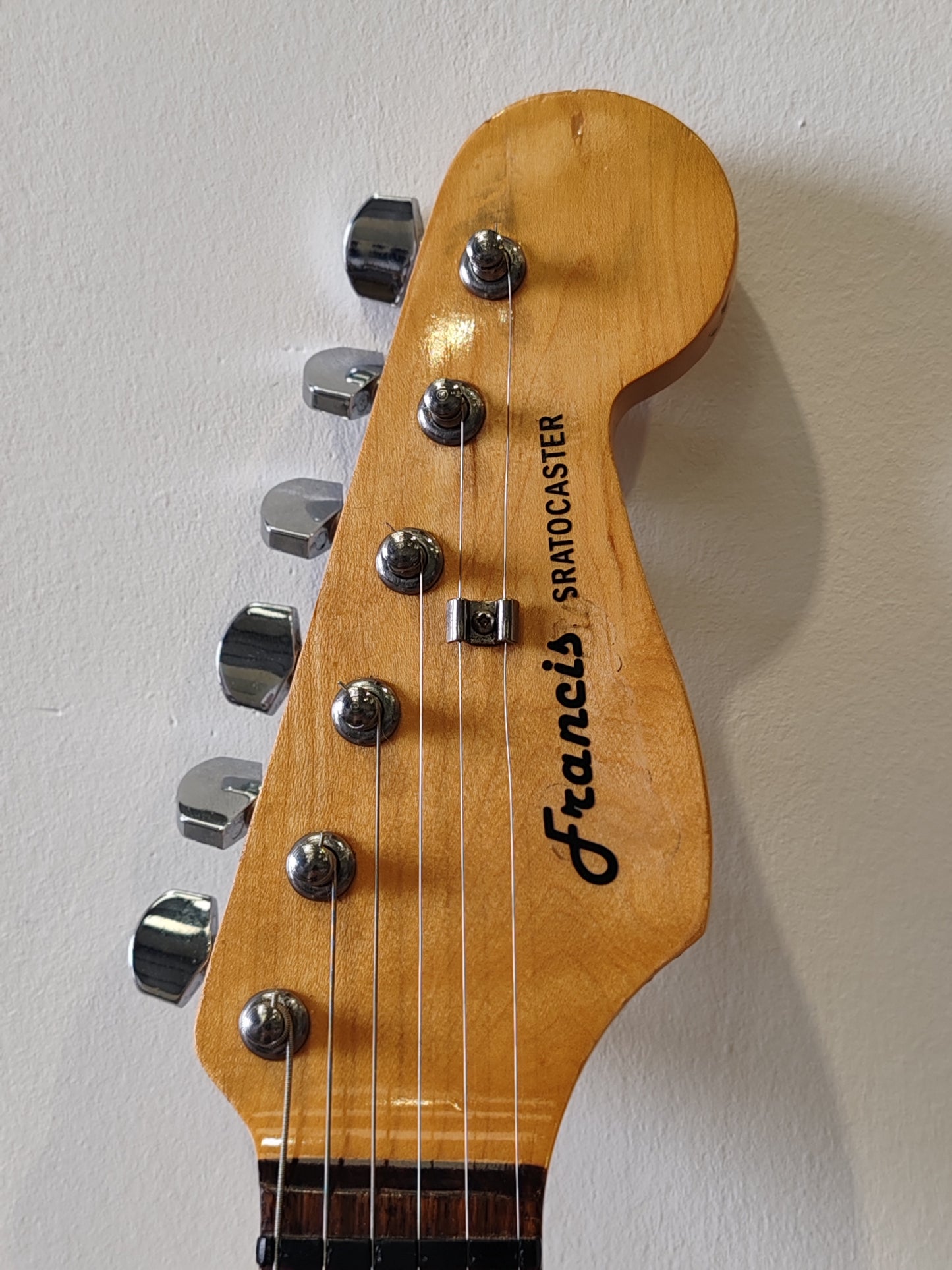 Francis Stratocaster Electric Guitar – Vintage-Style Tone,Very Good Condition