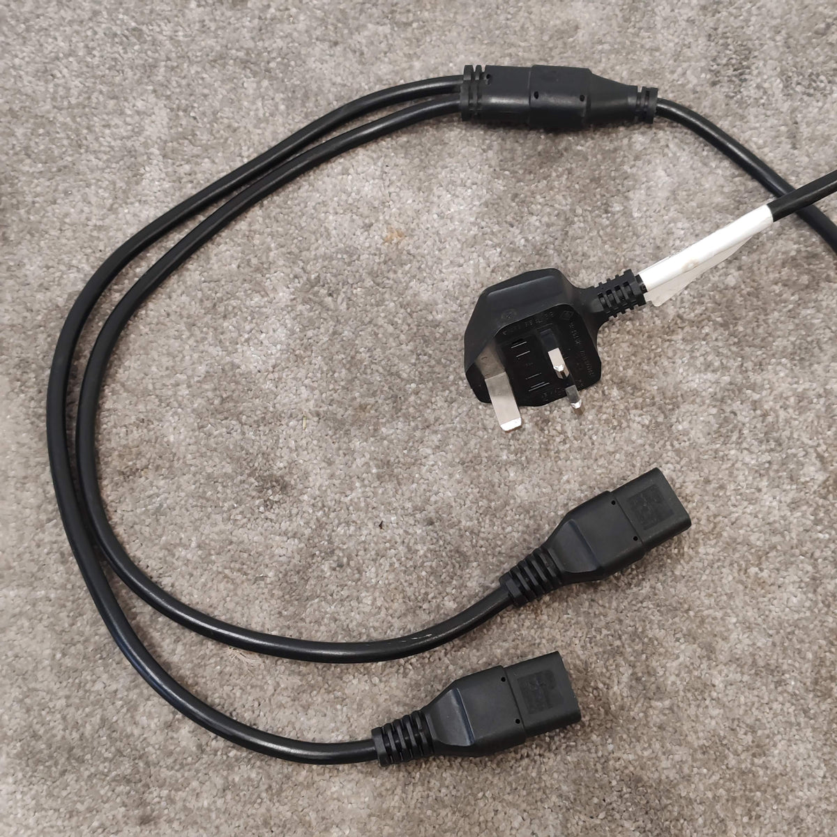 UK 3-Pin Plug to Dual IEC C13 Power Splitter Cable – BS 1363 Mains to 2x Kettle Leads for PC, Monitor, Server, UPS