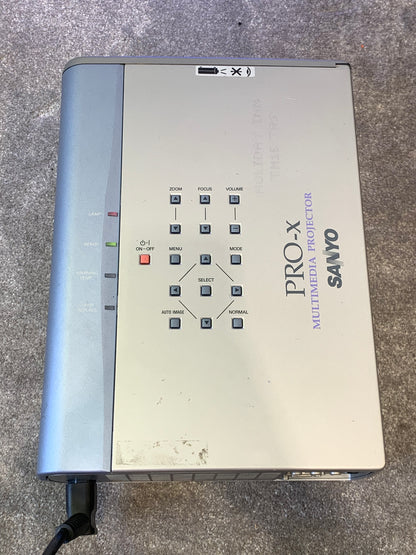 Sanyo Pro-X PLC-SU20E Multimedia Projector – w/ Power Lead, VGA Cable, Carry Case – Very Good