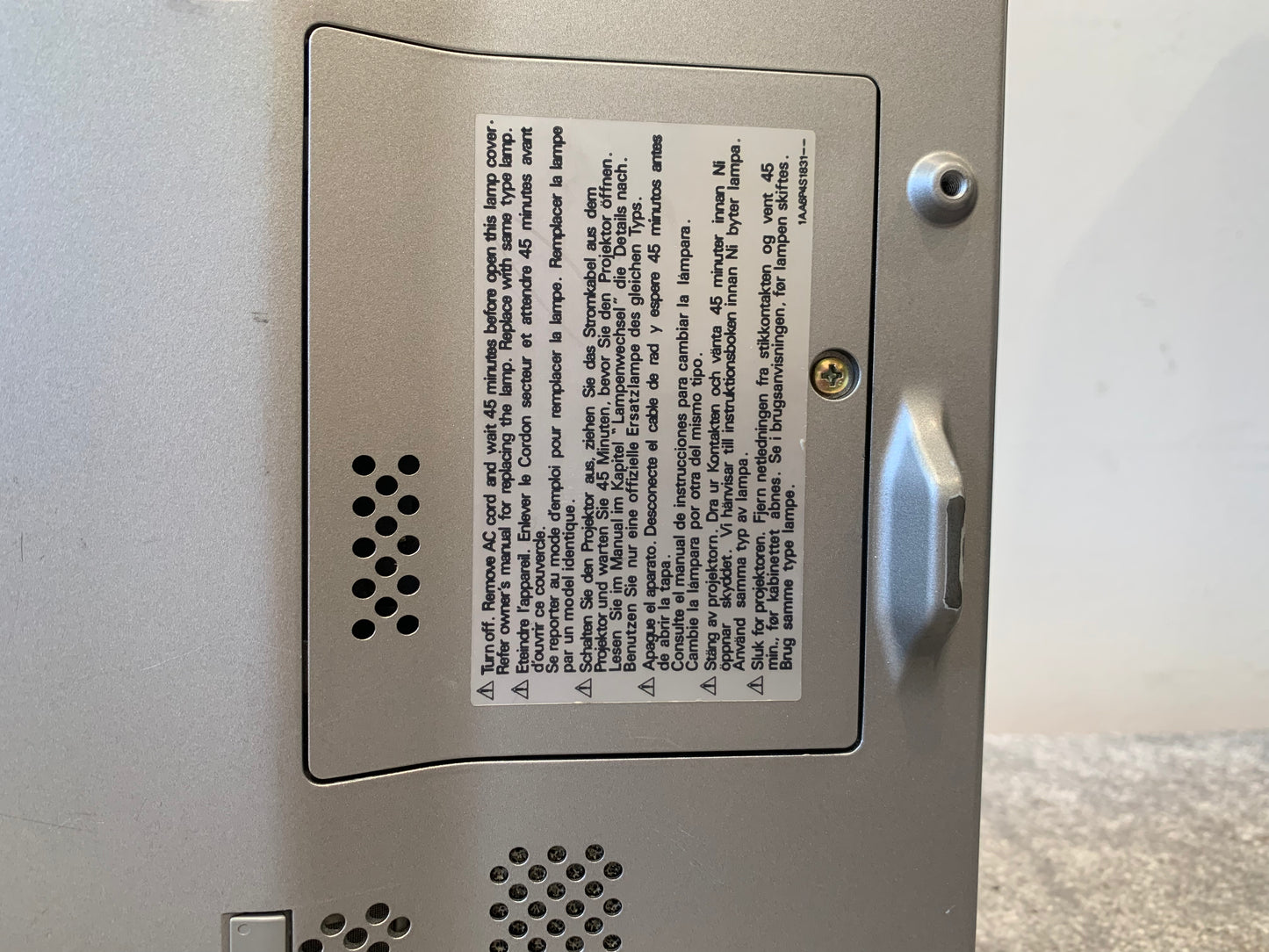 Sanyo Pro-X PLC-SU20E Multimedia Projector – w/ Power Lead, VGA Cable, Carry Case – Very Good