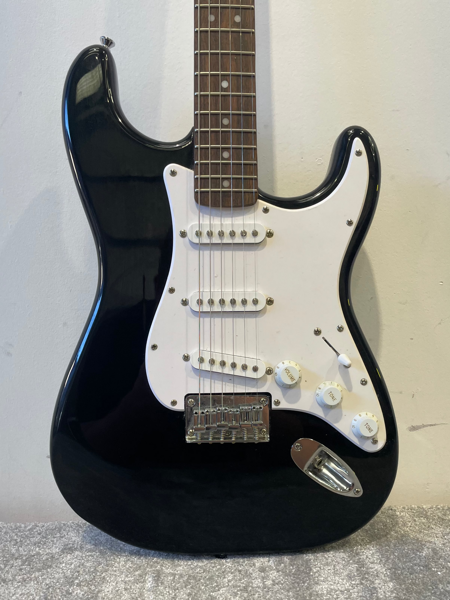 Fender Squier Stratocaster Indonesia - Black, Rosewood Neck w/ Soft Case - Very Good