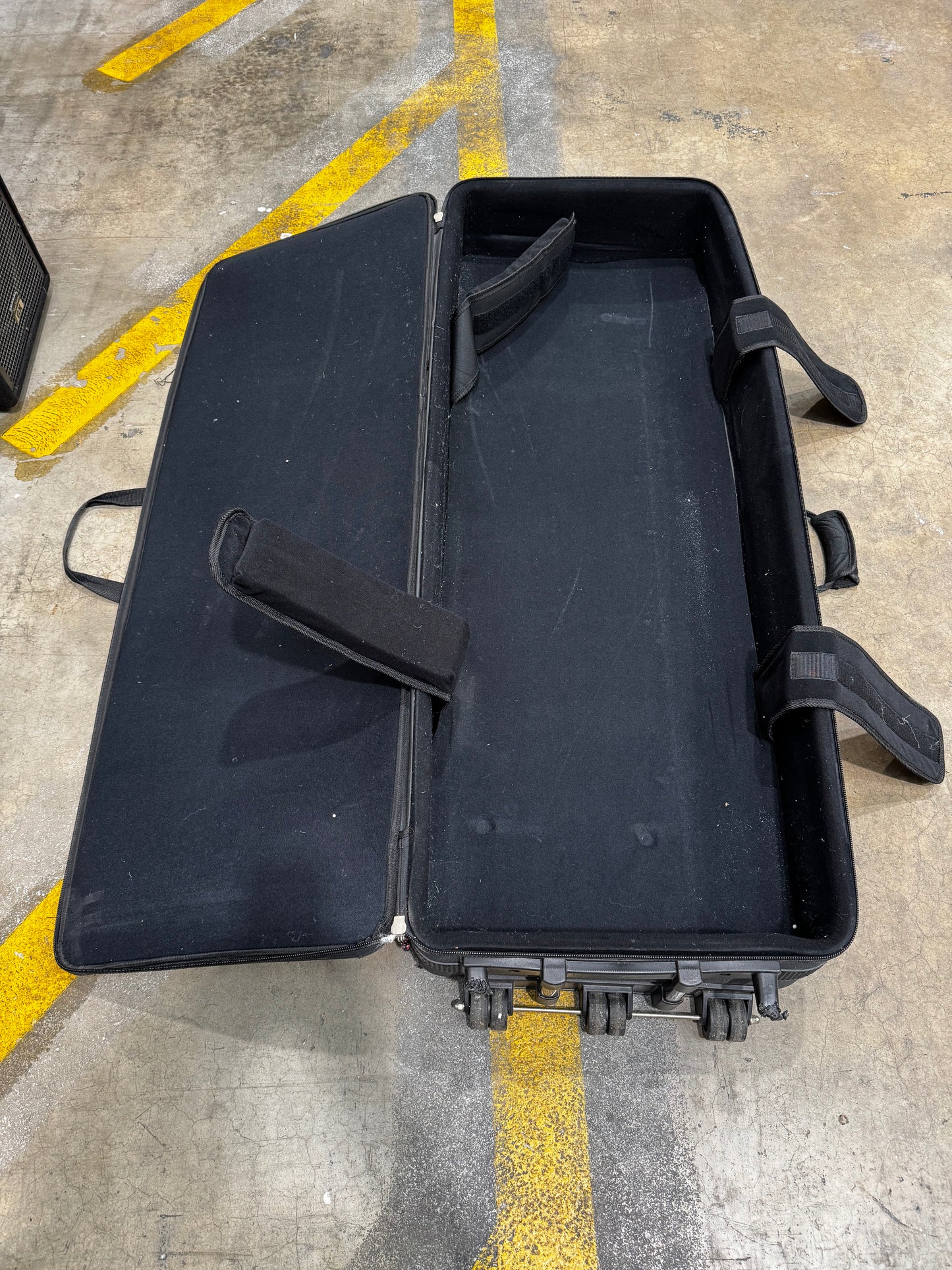 KORG TRITON Extreme 61 Key Synthesizer with Gator soft case