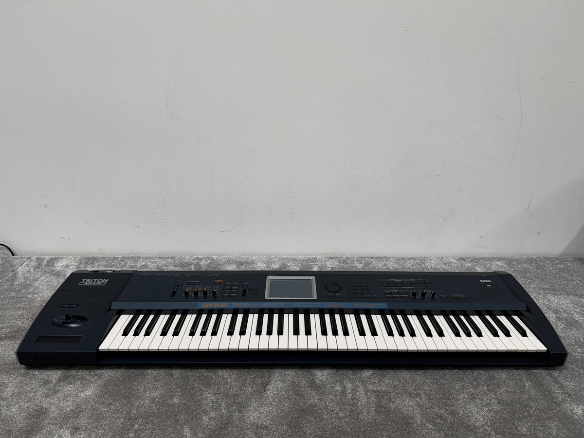 KORG TRITON Extreme 61 Key Synthesizer with Gator soft case