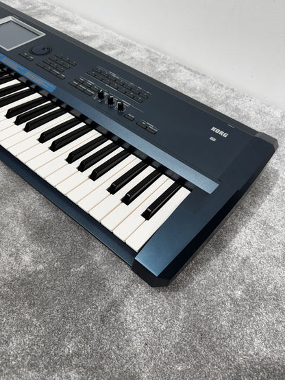 KORG TRITON Extreme 61 Key Synthesizer with Gator soft case