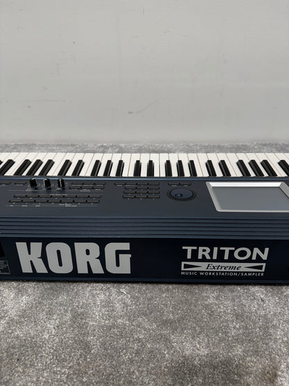KORG TRITON Extreme 61 Key Synthesizer with Gator soft case