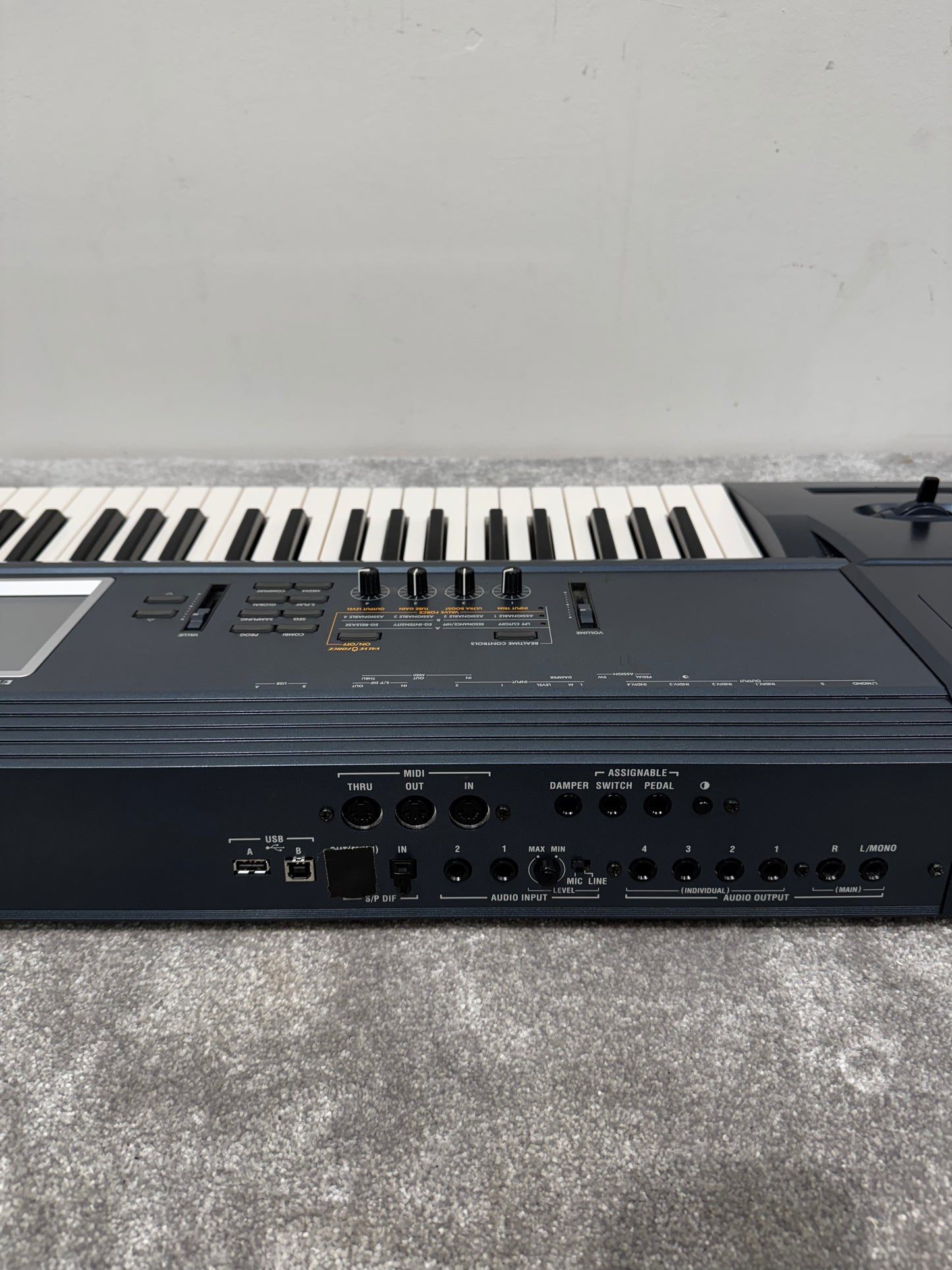 KORG TRITON Extreme 61 Key Synthesizer with Gator soft case