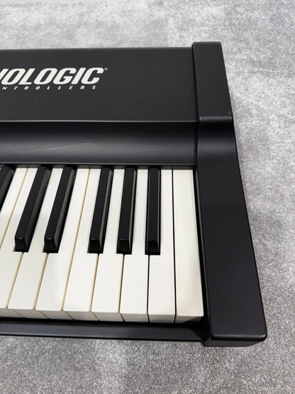 Studiologic SL-990 Controller Keyboard - 88 Weighted Keys w/ Flight Case