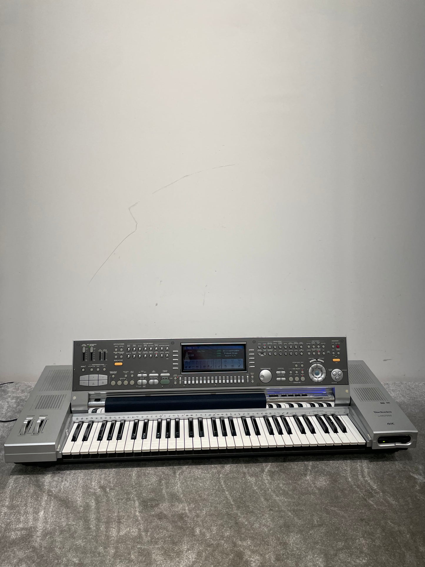 Technics SX-KN7000 - 61-Key Arranger Workstation - Good w/ Hard Case