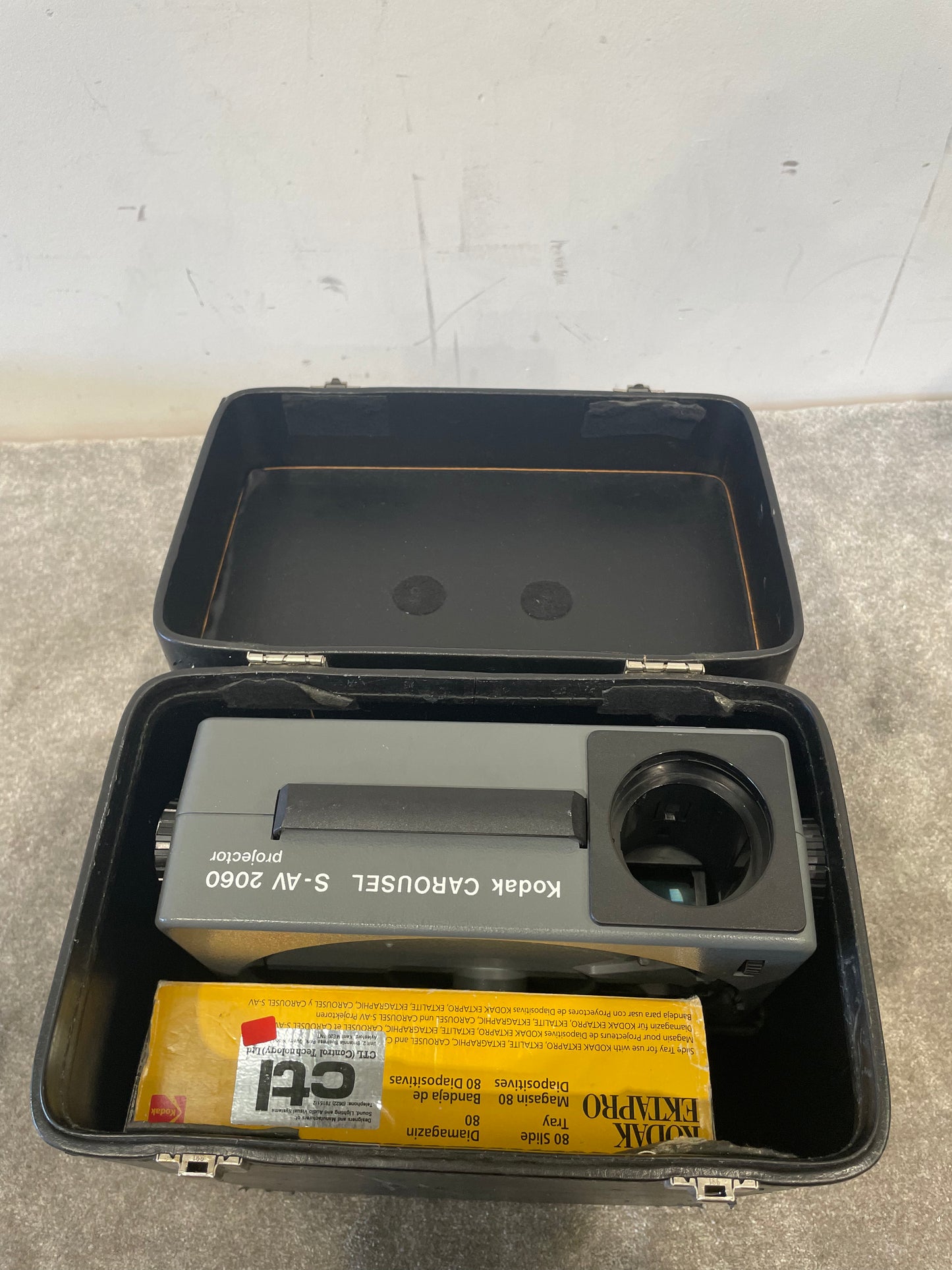 Kodak Carousel S-AV 2060 Projector - Classic Slide Projector - Fair w/ Hard Case