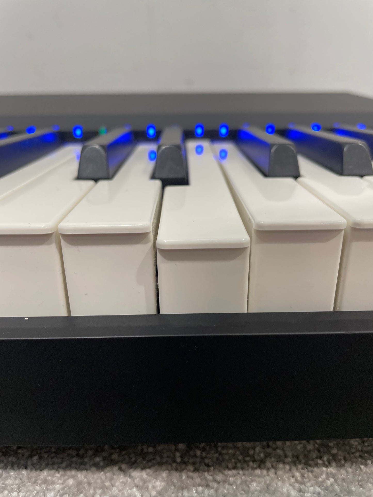 Native Instruments Komplete Kontrol S88 MK2 - 88-Key Keyboard - Fair w/ Original Box & Accessories