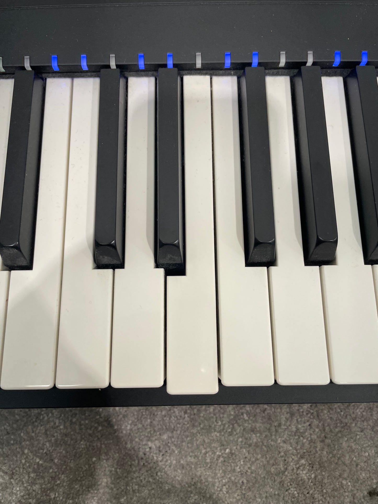 Native Instruments Komplete Kontrol S88 MK2 - 88-Key Keyboard - Fair w/ Original Box & Accessories