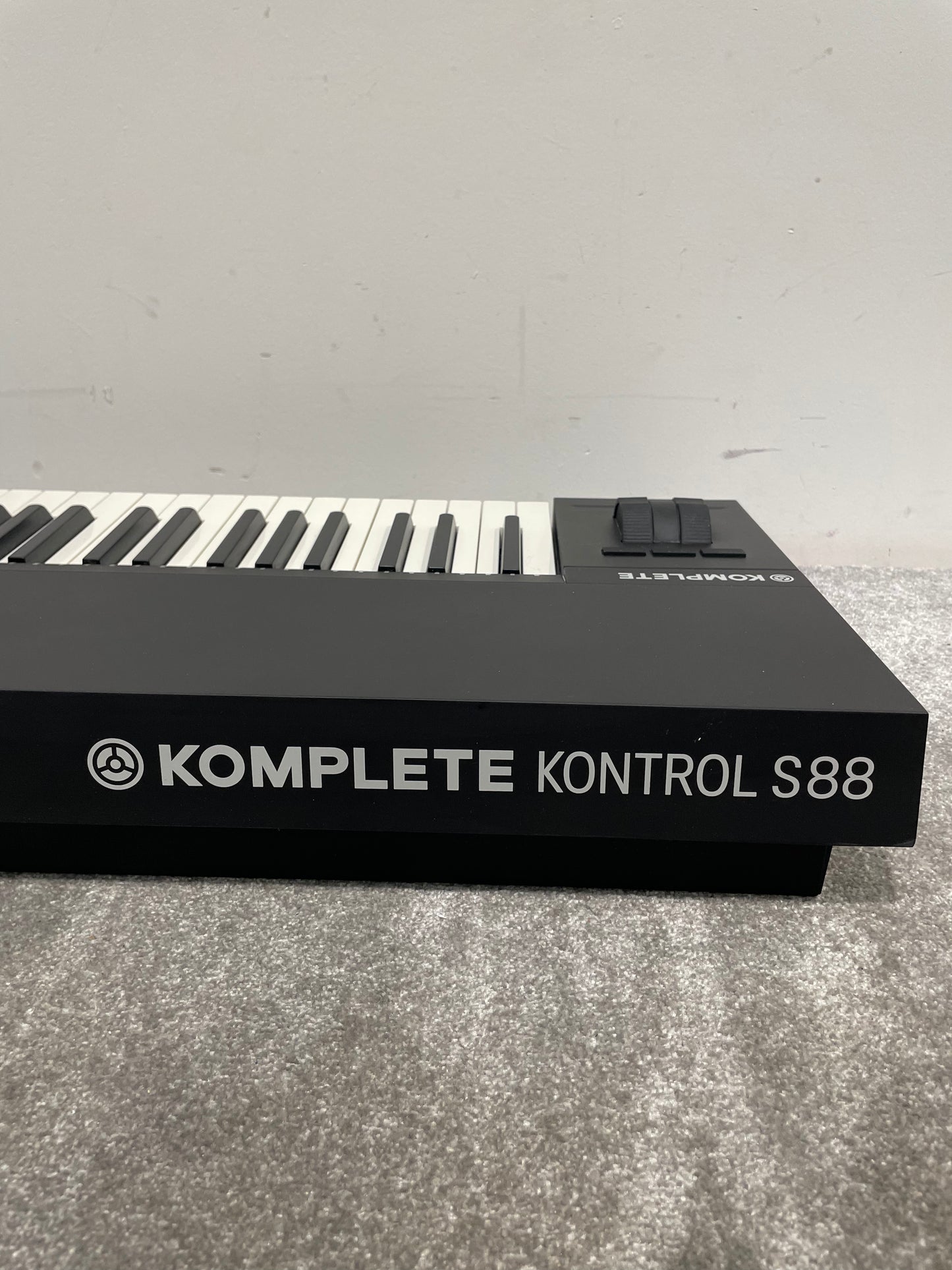 Native Instruments Komplete Kontrol S88 MK2 - 88-Key Keyboard - Fair w/ Original Box & Accessories