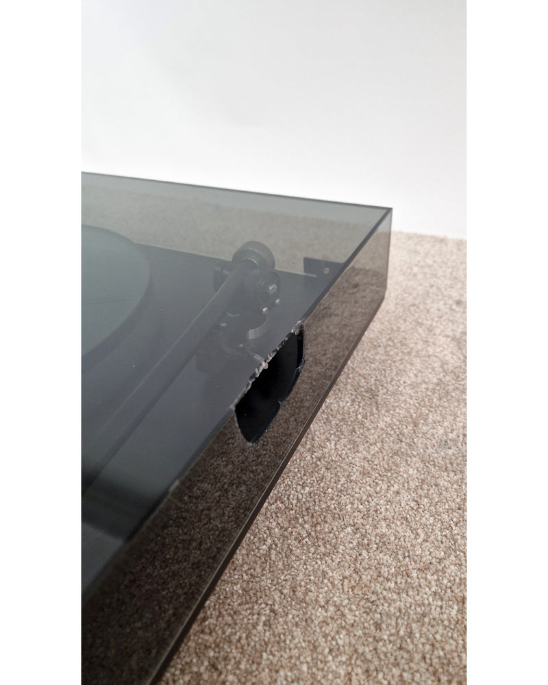 REGA Planar 3 Turntable - Iconic Design - Good - image 3