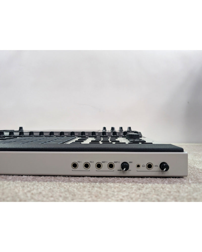 Akai MPC XL - Samplers & Sequencers - Grey/Black - Like New w/ Original Box & Manuals - image 7