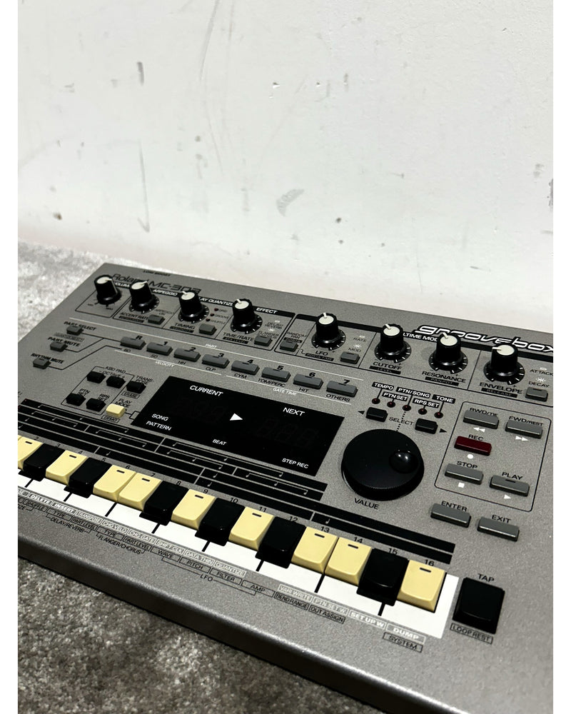 Roland MC-303 - Synthesizer - Silver - Excellent - Image 8