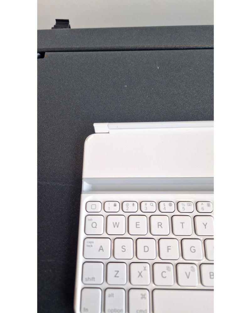 LOGITECH Ultrathin Mini iK700 - Keyboards - Like New w/ Original Box - Image 5