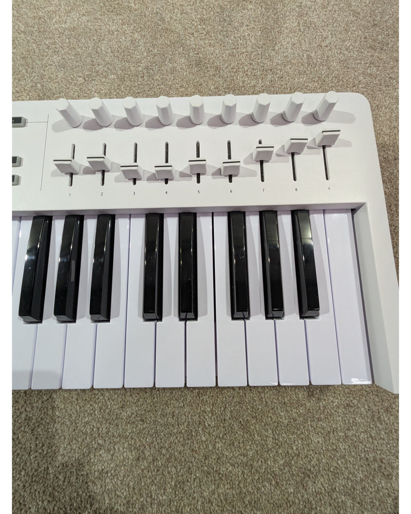 Arturia KeyLab Essential mk3 - MIDI Controller - White - Excellent - image 6