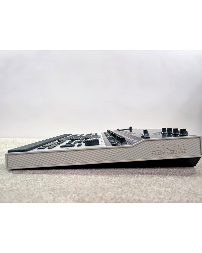 Akai MPC XL - Samplers & Sequencers - Grey/Black - Like New w/ Original Box & Manuals - image 9