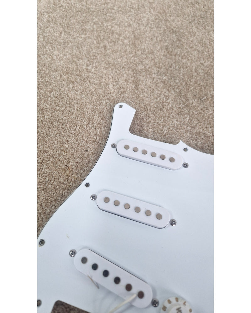 St Pick-guard - White - Excellent - image 14