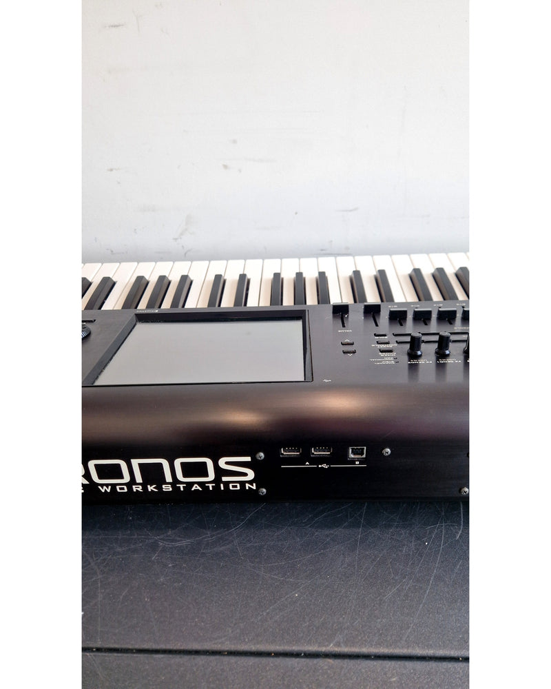 Korg Kronos-61 - Synthesizer Keyboards - Black - Excellent w/ Hard Case & sustain pedal - Image 12