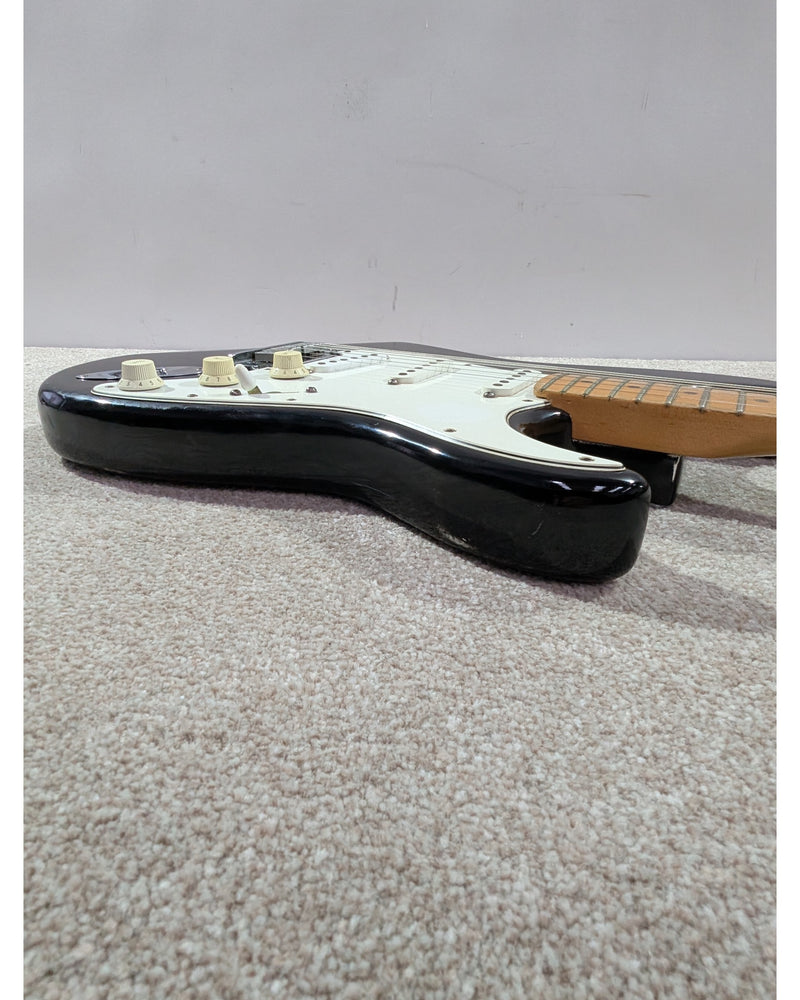 Fender Fender Stratocaster - Electric Guitar - Black - Good w/ Hard Case - image 11